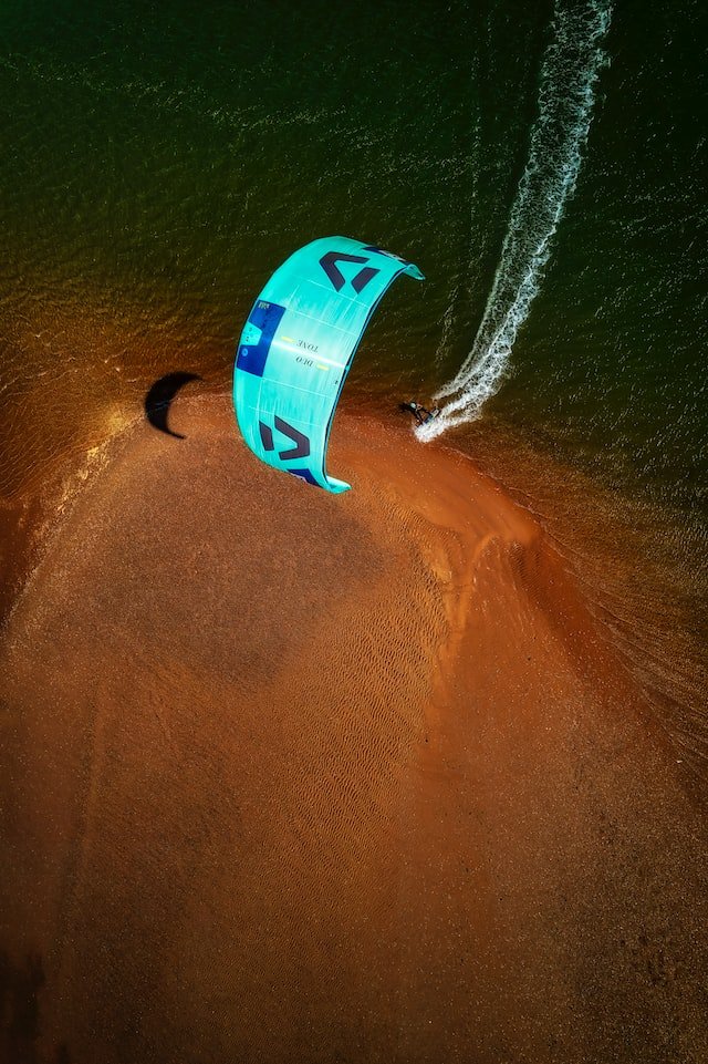 Photo aérienne d'un kitsurf