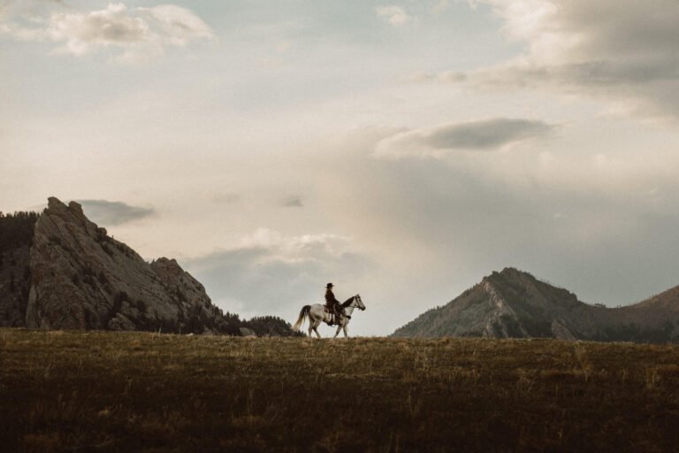 Photographie d'un cowboy au milieu des montagnes comme dans les films